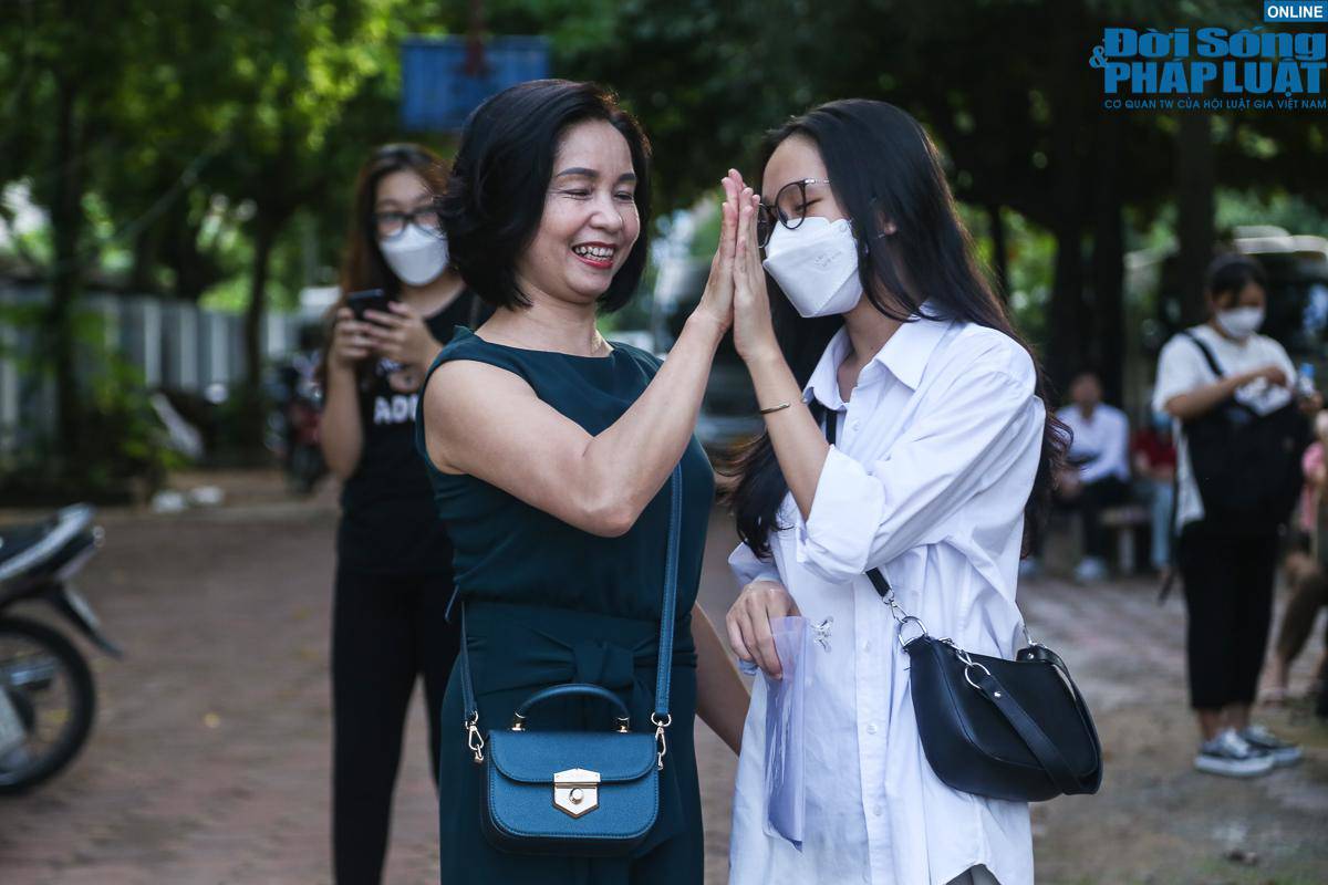 Chia sẻ thêm với PV, một phụ huynh chia sẻ: Dù bản thân rất hồi hộp và lo lắng cho con nhưng tôi vẫn cố gắng cười tươi khi trò chuyện cùng con để con có 1 tâm lý thoải mái. Đây là kì thi quan trọng với con, tôi mong con có kết quả tốt nhất.