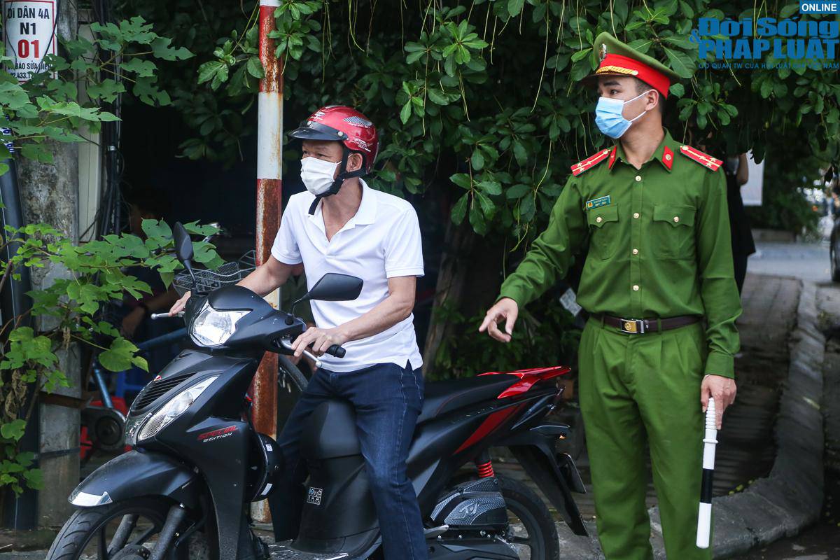 Các lực lượng chức năng có mặt từ sớm để điều tiết giao thông, hướng dẫn phụ huynh đưa thí sinh đi thi, tránh ùn tắc, đảm bảo điều kiện tốt thi nhất cho các học sinh.