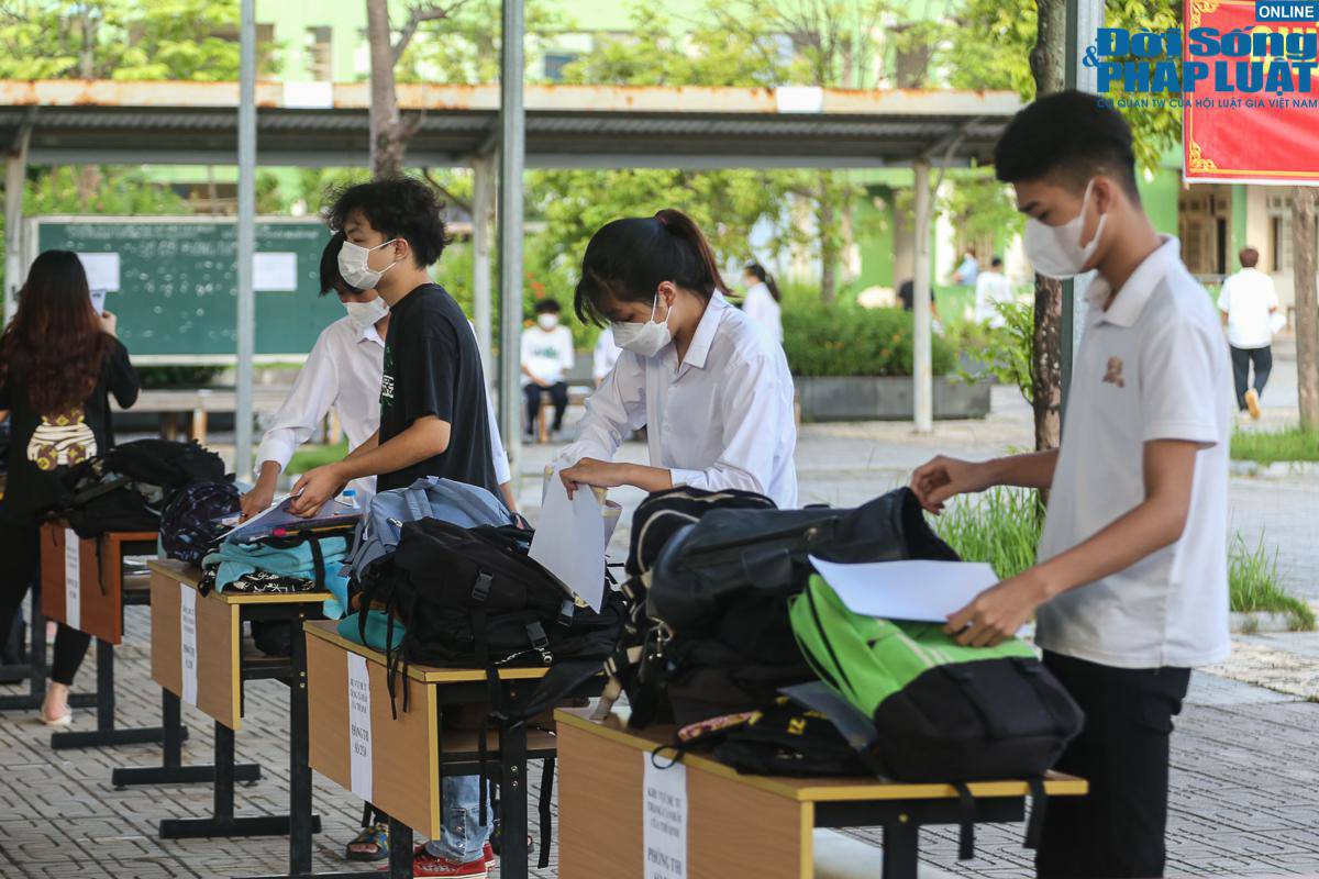 Tại điểm thi trường THPT chuyên Nguyễn Huệ, Hà Đông, Hà Nội đã chuẩn bị khu vực để tư trang cho các thí sinh cách phòng thi 25m theo quy định của Bộ GDamp;ĐT.