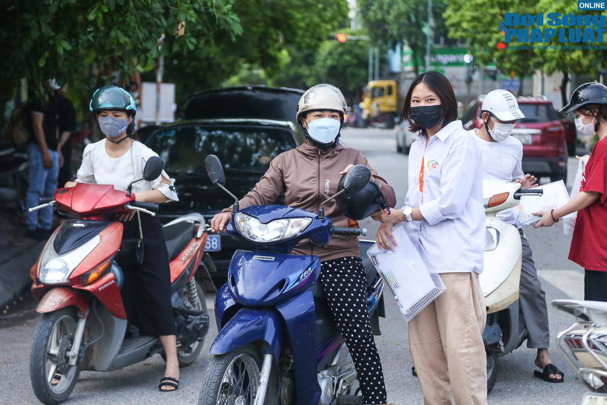 Không đặt nặng áp lực của kỳ thi lên vai con, các bậc phụ huynh dặn dò sĩ tử cứ cố gắng hết sức mình, con nhé.