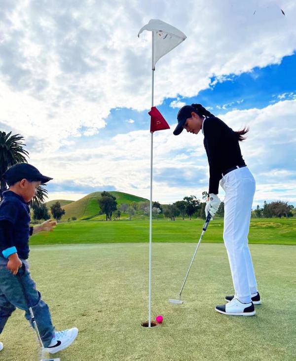 Con trai Hoa hậu Phạm Hương: Từ 2 tuổi đã được học amp;#34;trường nhà giàuamp;#34;, bé xíu đã chơi golf - 4