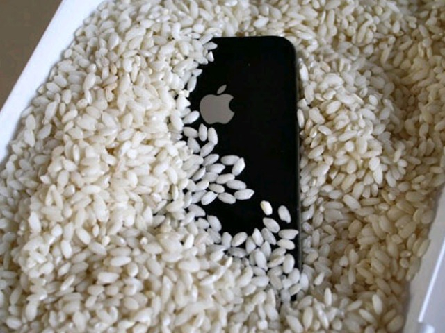 Vùi điện thoại vào thùng gạo, tưởng chừng như ngớ ngẩn nhưng lại lợi hại đến không ngờ
