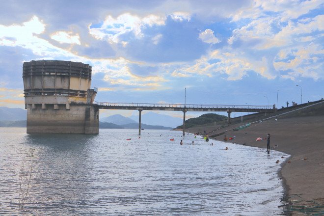 Đây cũng là địa danh trong bài hát nổi tiếng “Người đi xây hồ Kẻ Gỗ” của nhạc sĩ Nguyễn Văn Tý.