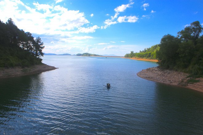 Đến nay, sau nhiều thời gian mở rộng, cải tạo, hồ có chiều dài 30km, với sức chứa hơn 300 triệu m3 nước nằm ở lưu vực sông rào Cái, nơi tiếp nhận hàng trăm khe suối của dãy Trường Sơn.