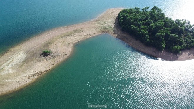Công trình thủy nông trọng yếu của tỉnh Hà Tĩnh này cũng là một trong những hồ đập lớn nhất Việt Nam. Hồ Kẻ Gỗ có sức chứa hơn 3 triệu m3 nước từ hồ theo các tuyến kênh chính có chiều dài 250 km, tưới cho hơn 21.000 ha đất canh tác của các huyện Cẩm Xuyên, Thạch Hà và thành phố Hà Tĩnh; góp phần chống lũ quét, chống xói mòn cho vùng hạ du...