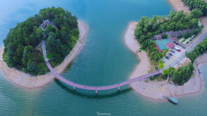 Vẻ đẹp của hồ Kẻ Gỗ không chỉ nằm ở thiên nhiên núi rừng mà điểm nhấn là cây cầu dẫn ra đảo, nơi có đền thờ cố Tổng bí thư Lê Duẩn trên lòng hồ, bao quanh bởi dòng nước trong xanh