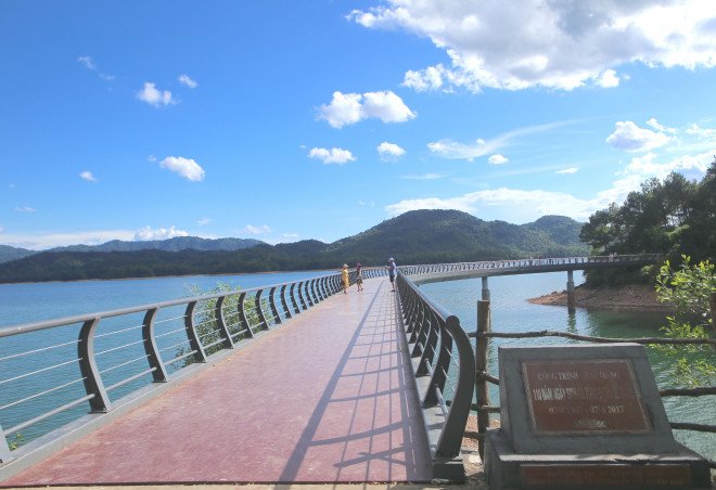 Đền được xây dựng vào năm 2011, 3 năm sau mới hoàn thành. Đền thờ Lê Duẩn nằm giữa ốc đảo hồ Kẻ Gỗ được nhiều người dân và du khách đến vãn cảnh, thắp hương.