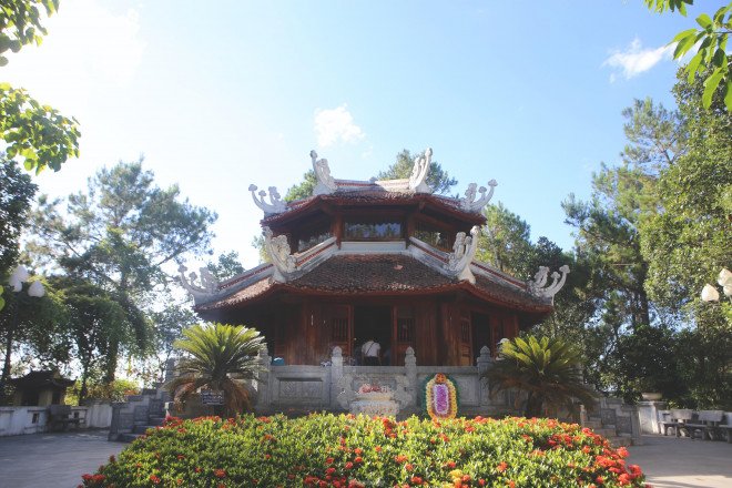 Lượt du khách đến thắp hương tại đền thờ Lê Duẩn những ngày nghỉ rất đông.