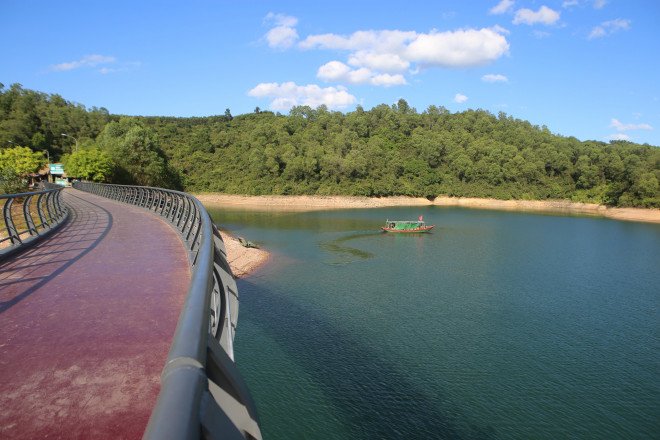 Đến hồ Kẻ Gỗ, nhiều du khách thuê thuyền chạy ngược lên thượng nguồn lòng hồ để ngắm cảnh.