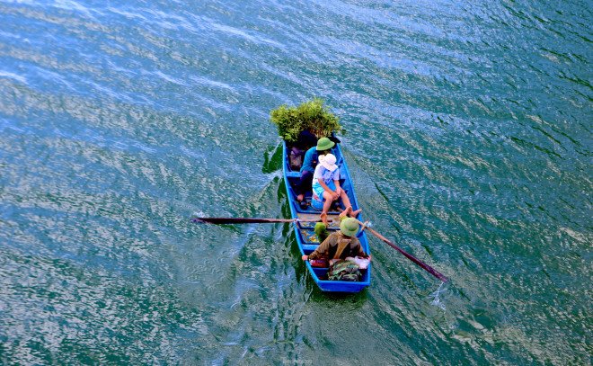 Người dân trên con thuyền nhỏ ngược ngàn mưu sinh trong lòng hồ Kẻ Gỗ.