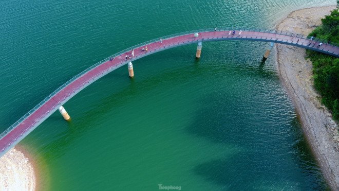 Vào dịp hè, nước cạn lộ rõ những bãi bồi, cồn giữa lòng hồ Kẻ Gỗ tạo nên vẻ đẹp thơ mộng.