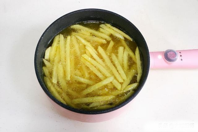 Chiên khoai tây đừng cho ngay vào chảo dầu, thêm 2 bước này khoai giòn ngon thơm nức như nhà hàng - 6