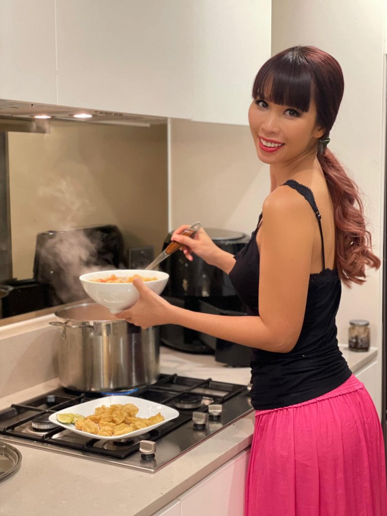 View - Siêu mẫu Hà Anh nấu món ăn nguyên ngày để chồng con xì xụp trong 20 phút, được Hoa hậu khen: Giỏi vậy