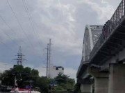 Tin tức - Vụ người phụ nữ để lại mũ bảo hiểm trên cầu Bình Lợi rồi nhảy sông Sài Gòn: Nhân chứng nói gì?