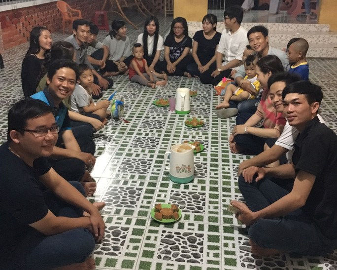Ông Ấn giúp đỡ trẻ em ở chùa. (Ảnh: Người Lao Động)