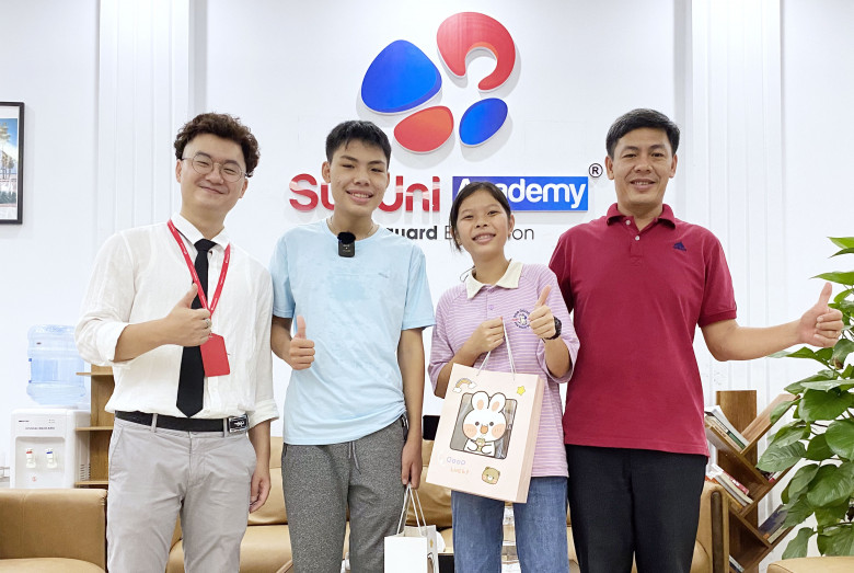 Khả Quỳnh và gia đình đã có dịp ra Hà Nội để ghé thăm SunUni Academy