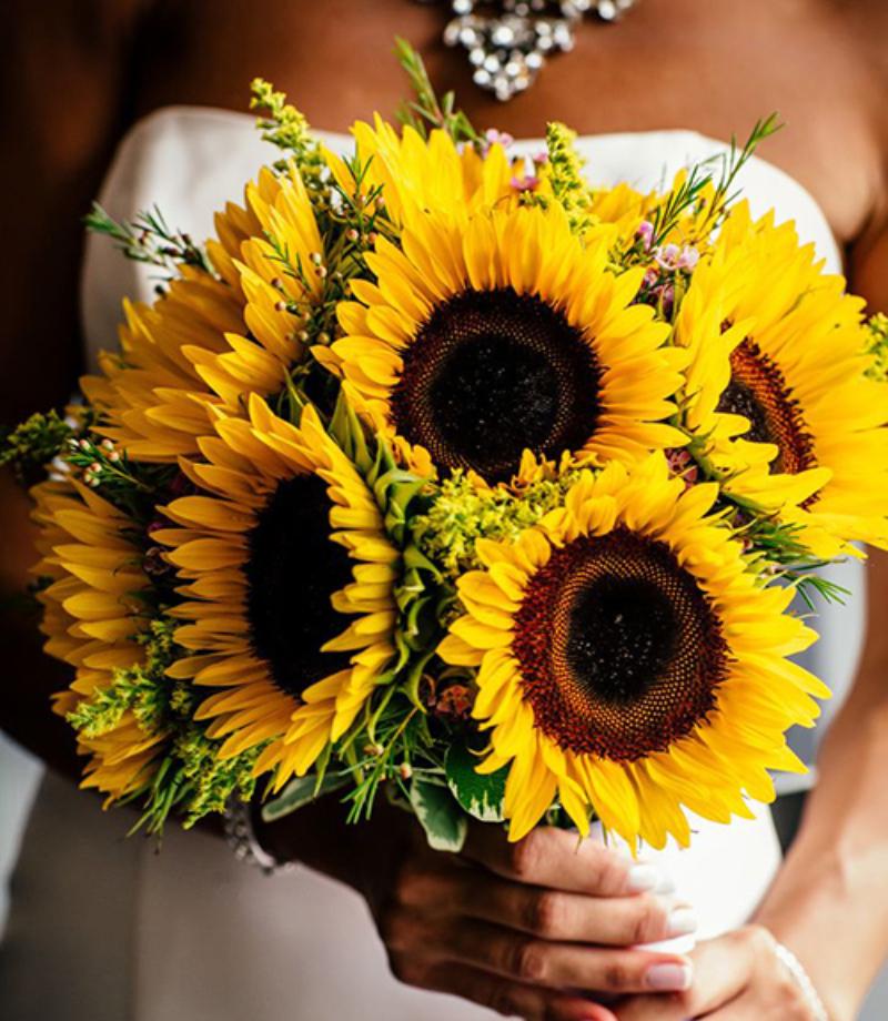 Bó hoa hướng dương cầm tay của cô dâu trong ngày cưới