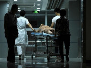 Bà bầu - Mẹ bầu đang đi du lịch thì sinh non, tốn tiền tỉ đưa con về nhà