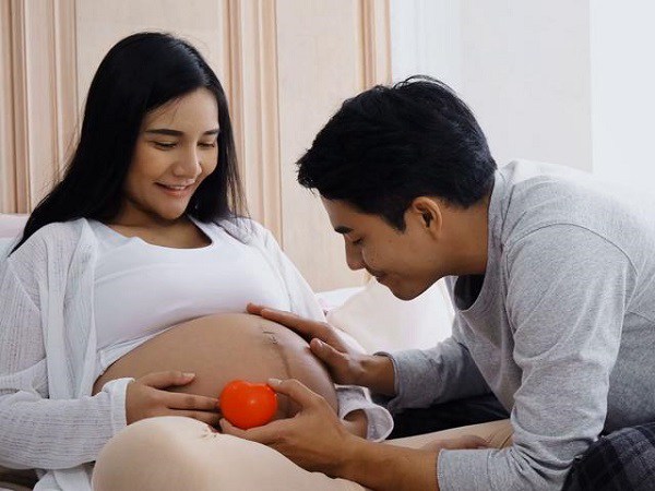 Nửa đêm rón rén xuống bếp tìm đồ ăn, tôi sững sờ thấy mẹ chồng lúi húi trong nhà tắm - 1