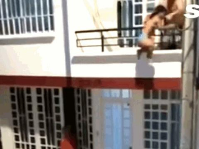 Clip Eva - Clip: Bị bạn gái đánh ghen, thanh niên để bồ nhí đu ban công tẩu thoát