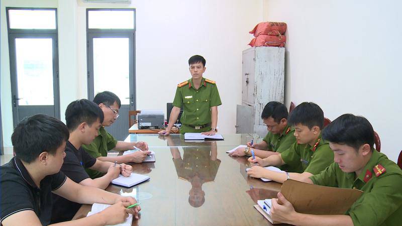 Lãnh đạo và các điều tra viên Công an TP Điện Biên Phủ họp đánh giá tài liệu, chứng cứ của vụ án.
