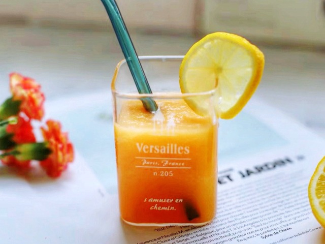 Chỉ vài phút là có cốc nước táo cà rốt mát lạnh, không những đẹp da lại giữ dáng