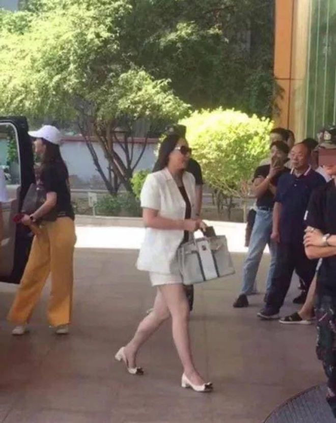 Đôi chân trắng thon dài của bà khiến khán giả trầm trồ.