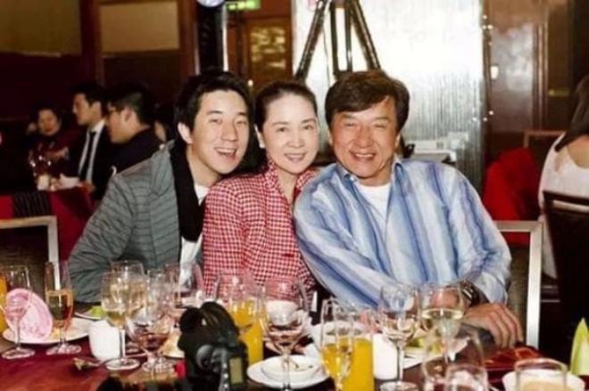 Gia đình hiện tại của Lâm Phụng Kiều và Thành Long.