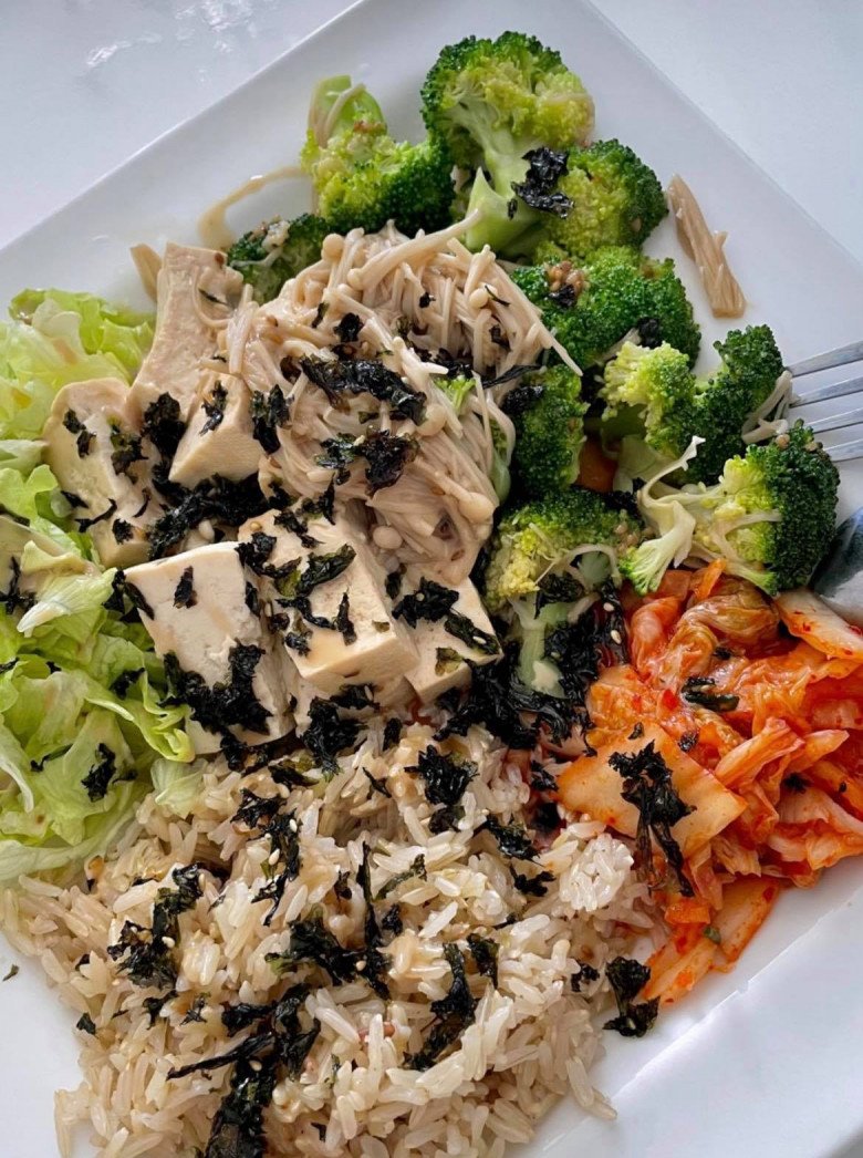 Những thực phẩm chay mà Gigi Hương Giang thường xuyên sử dụng và thậm chí rất nghiền như: khoai lang, khoai sắn, đậu hũ, rong biển, nấm, bông cải, cải thảo... Với những cách chế biến khác nhau giúp cô có bữa ăn đa sắc màu và đa dạng không bị ngán.