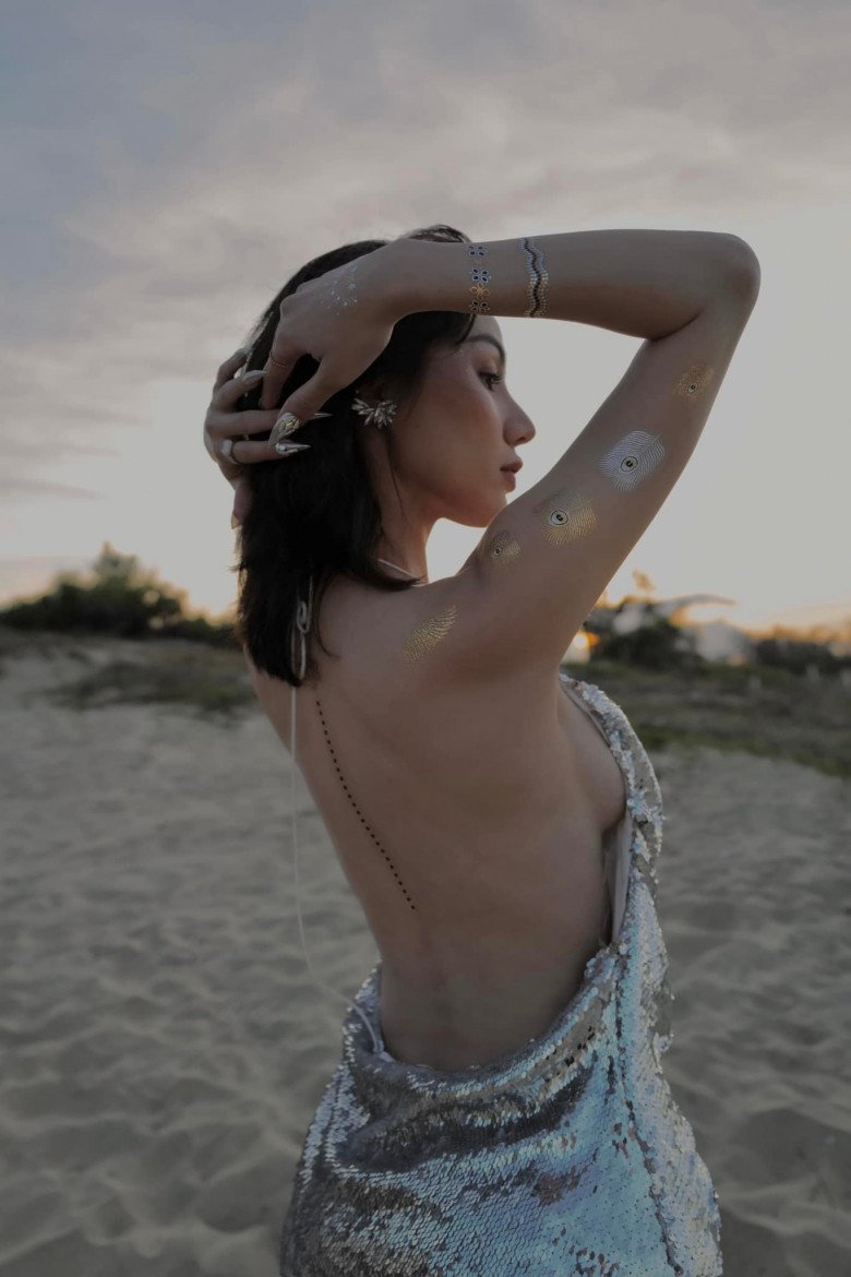 Gigi Hương Giang còn rất thấu hiểu hình thể của mình mà luôn biết cách khoe với các trang phục cá tính.