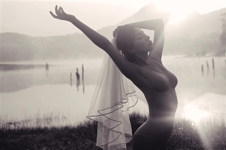 Biệt danh Cô dâu Hà Nội chính là cụm từ ưu ái mà dân tình dành tặng cho nữ ca sĩ.