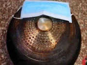 Xoong nồi dùng lâu đáy bị đen, chỉ cần một chiếc khẩu trang, vết bẩn nhanh chóng bị đánh bay