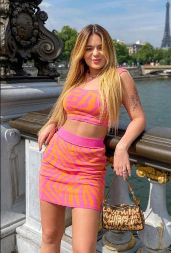 Hotgirl người Brazil cho biết cô đã bị đau đến mức không chịu nổi do nhịn xì hơi quá lâu. 