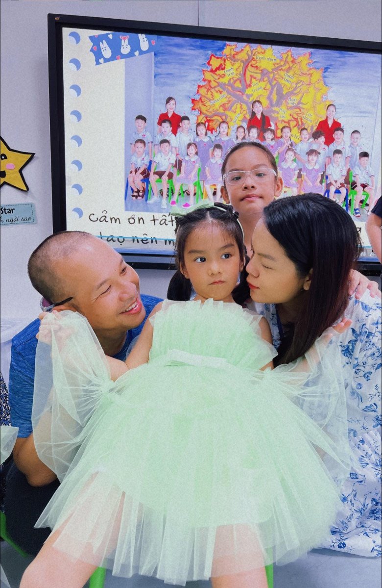 Phạm Quỳnh Anh ôm bụng bầu chụp ảnh thân thiết bên chồng cũ Quang Huy cùng con gái chung - 4