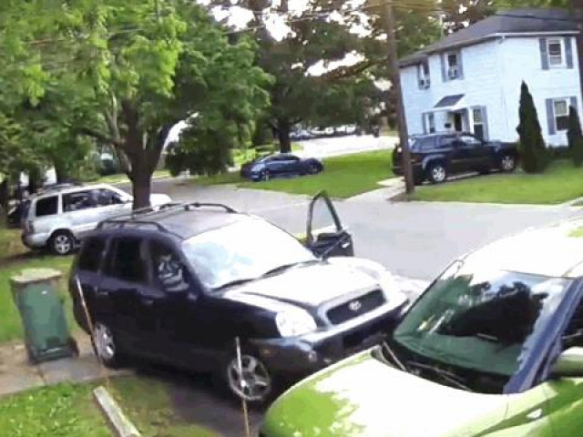 Clip Eva - Clip: Lùi ô tô, nữ tài xế văng khỏi ghế lái và cái kết thót tim