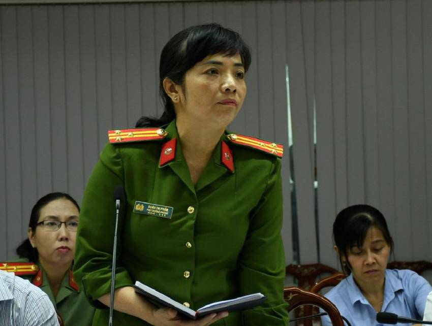 Thượng tá Đoàn Thị Phẩm, Phó trưởng Phòng PC06 Công an tỉnh Đồng Nai, thông tin về phí thu 26.000 đồng củabưu điện để người dân nhận CCCD tại nhà . Ảnh: VH