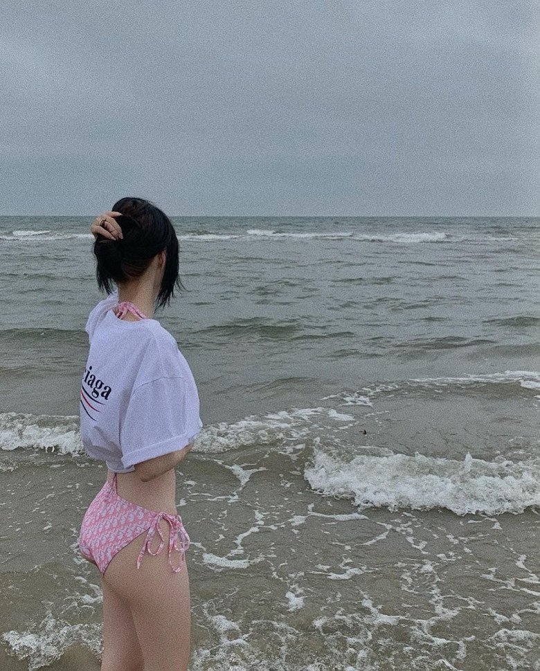 Không chỉ có gout ăn mặc đắt đỏ với các item đến từ Chanel, Dior, LV mà cô nàng còn có vóc dáng cong rất mãn nhãn. Tuy nhiên, cách phối đồ và chụp ảnh của Gen Z vẫn rất ý tứ, tinh tế.