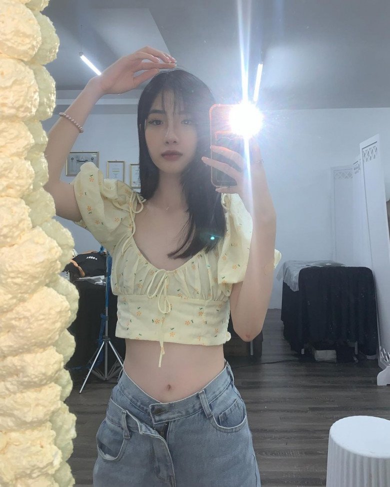 Cô nàng lăng xê các món đồ xì tin như quần ống suông và áo croptop khoe vòng eo bé tí.