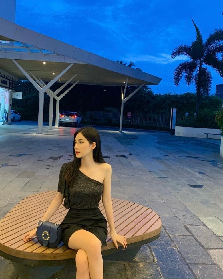 Phong cách ăn mặc rất sang chảnh hệt như tiểu thư quyền quý của Trà My. 