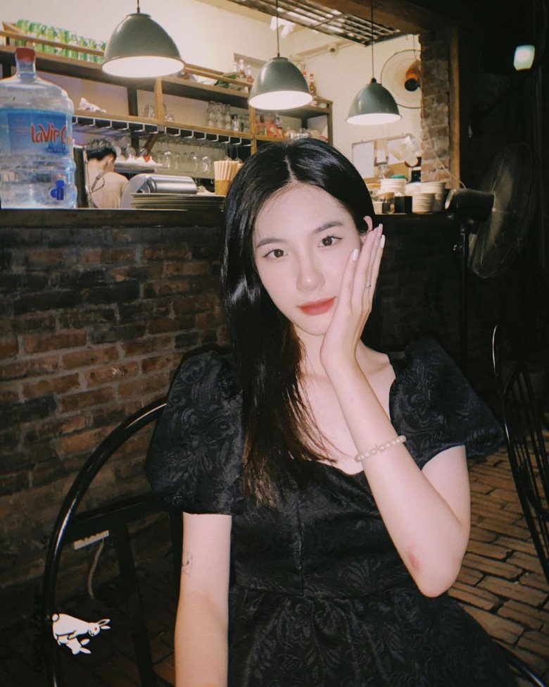 Trà My sở hữu một làn da trắng sứ chuẩn con gái đất Bắc cùng ngũ quan hài hoà, tự nhiên.