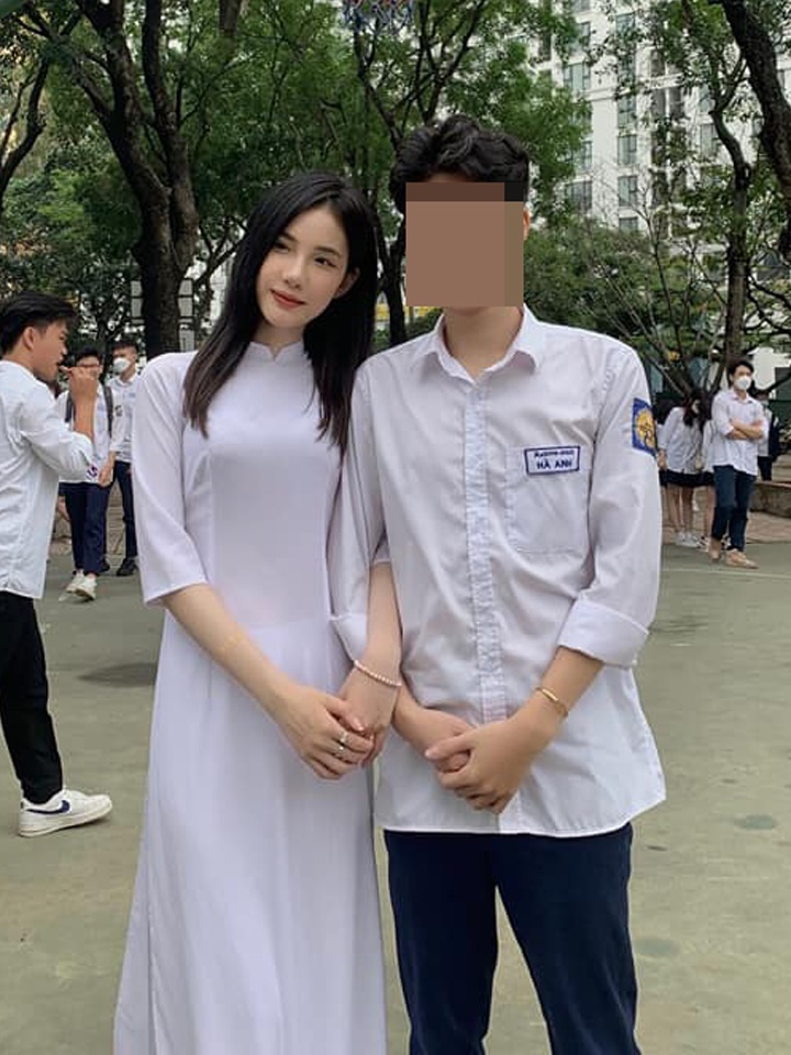 Đằng sau lớp khẩu trang là giao diện nhẹ nhàng, xinh đẹp và rất sang.