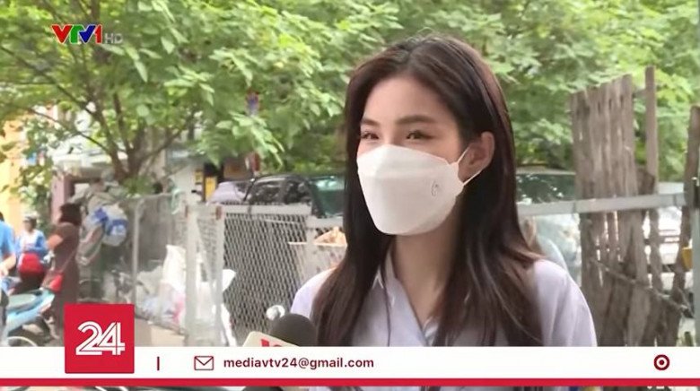 Nữ sinh nhẹ nhàng trả lời: Em đã ôn tập bài này và hôm nay thi trúng bài này nên em cảm thấy rất vui vì làm được bài. Phụ huynh của sĩ tử này cũng không giấu nổi niềm vui sướng, hạnh phúc khi thấy con gái làm bài tốt.