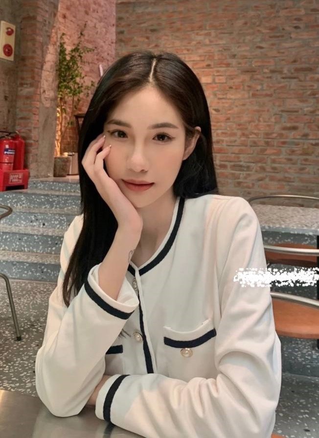 Khi lên TV dù đeo khẩu trang cũng vẫn được khen xinh thì nhan sắc ngoài đời còn đỉnh hơn nhiều.