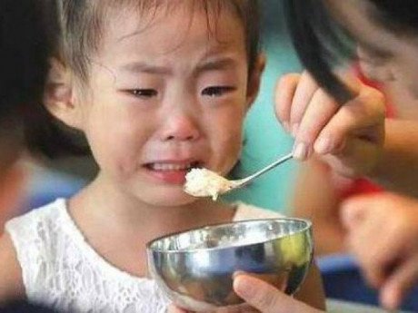 Bé gái 5 tuổi ngực bắt đầu phát triển do dậy thì sớm, thủ phạm là 3 loại thực phẩm mà bố mẹ nào cũng đã từng cho con ăn ít nhất 1 lần