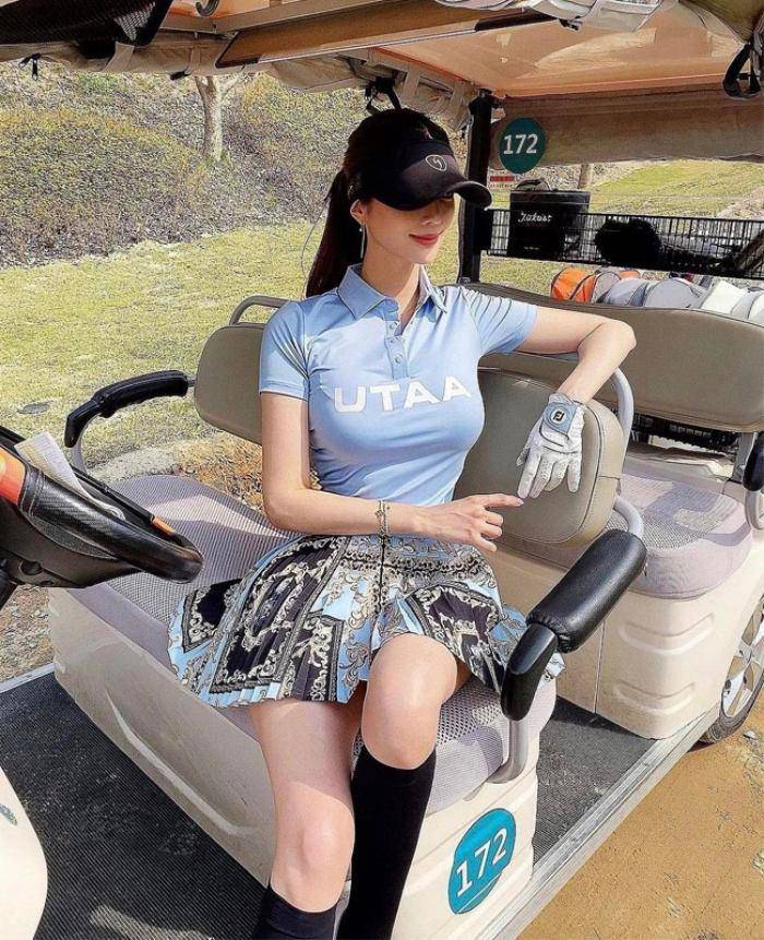 Gái xinh Hàn Quốc mặc váy ngắn gợi cảm chơi golf không sợ cháy nắng - 9