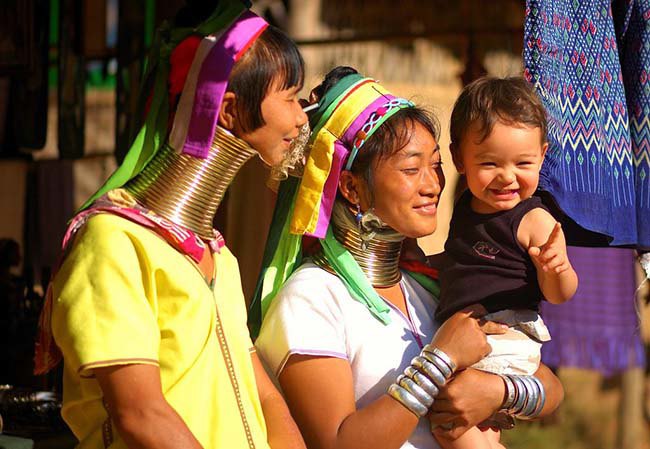 Kỳ lạ ngôi làng nơi phụ nữ amp;#34;cổ dài hơn đầuamp;#34;, muốn bỏ đi nơi khác cũng không được - 3