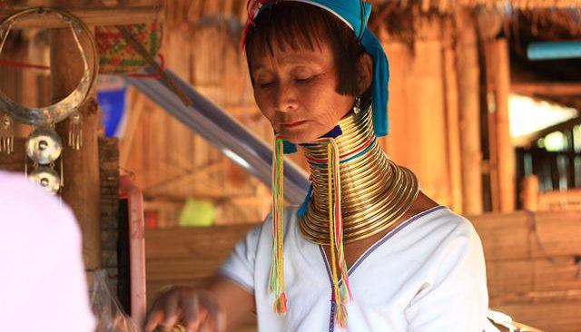 Kỳ lạ ngôi làng nơi phụ nữ amp;#34;cổ dài hơn đầuamp;#34;, muốn bỏ đi nơi khác cũng không được - 4