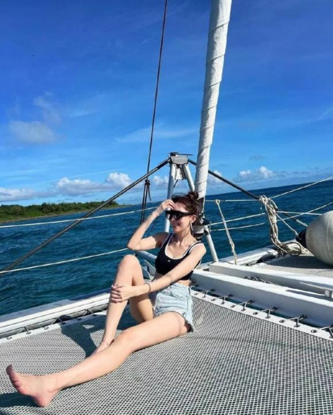 Trần Nhược Nghi gây sốt vì đôi chân dài miên man.