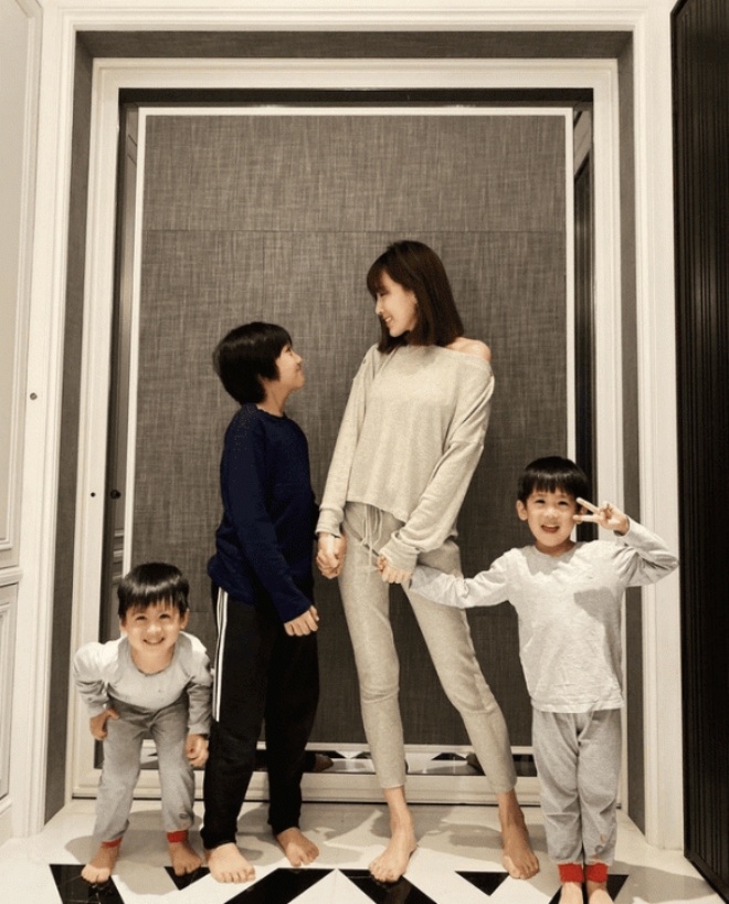 Ảnh cậu bé chủ yếu là góc nghiêng hoặc không rõ mặt.