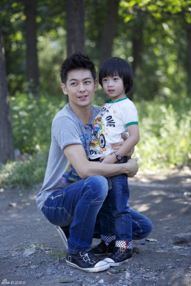 Hình ảnh Kimi bên cạnh Lâm Chí Dĩnh khi cả hai tham gia show Bố ơi mình đi đâu thế.